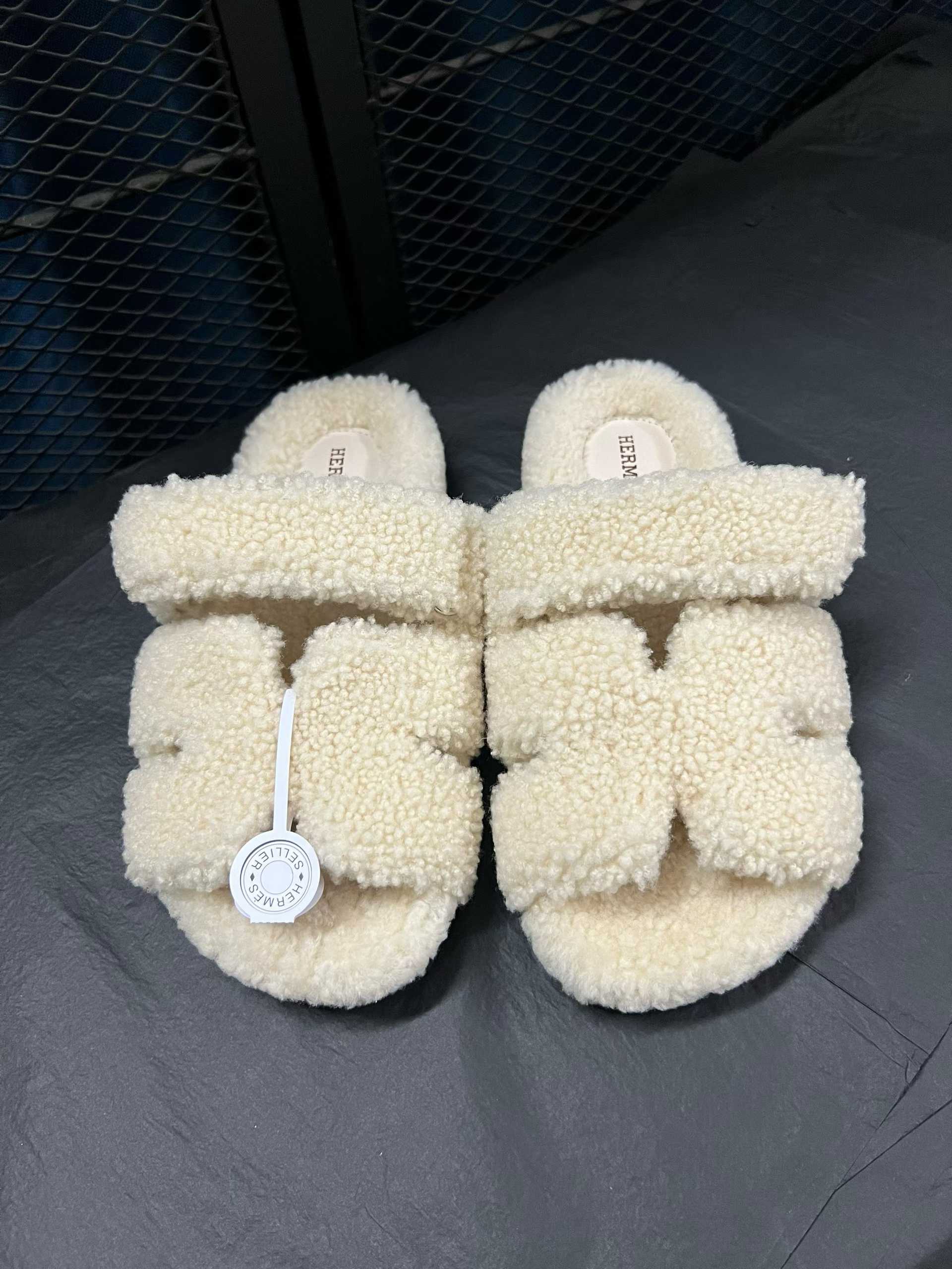 에르메스 털슬리퍼