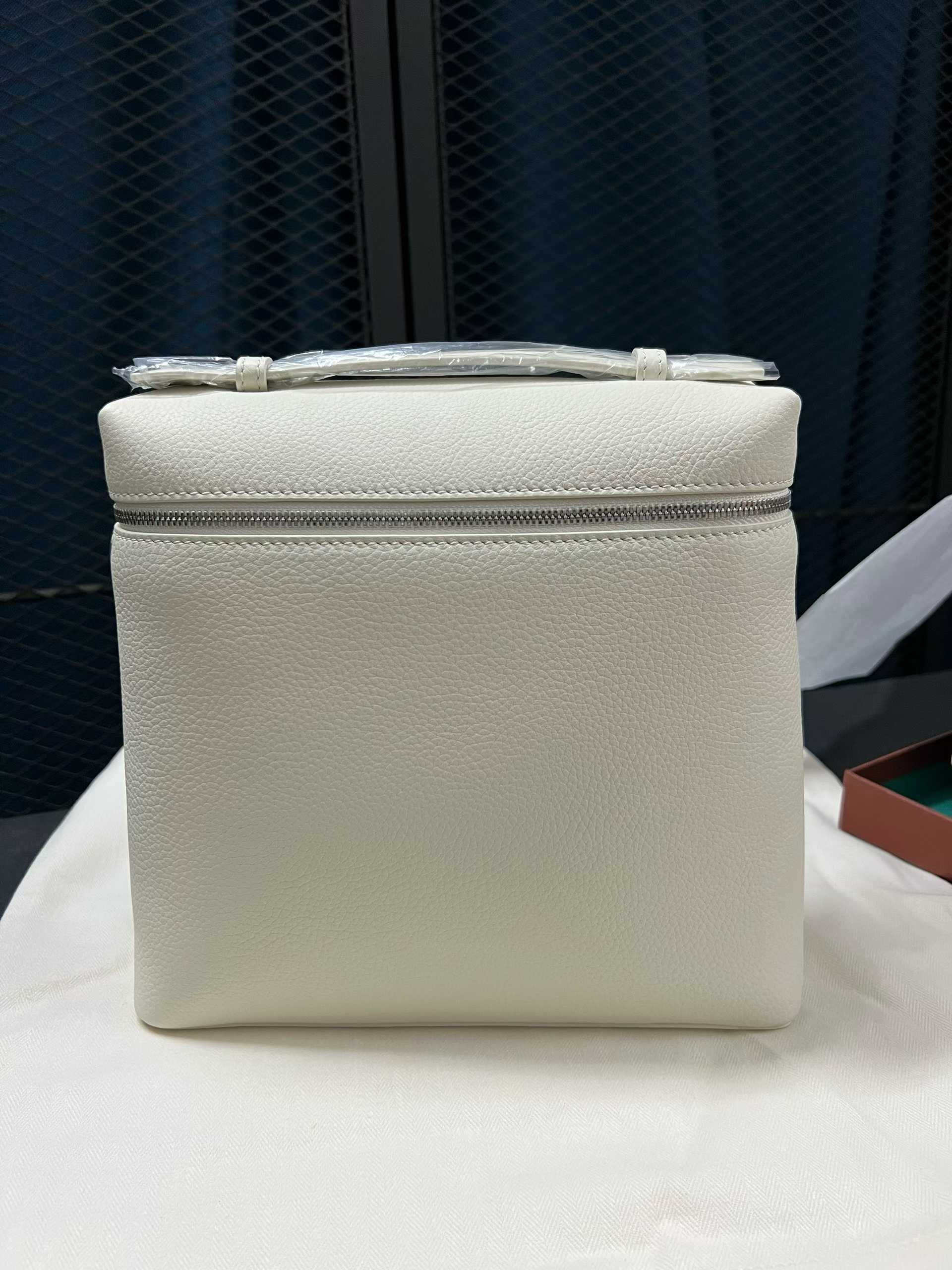 Loro Piana Extra Pocket L23.5 (23*8*21cm)