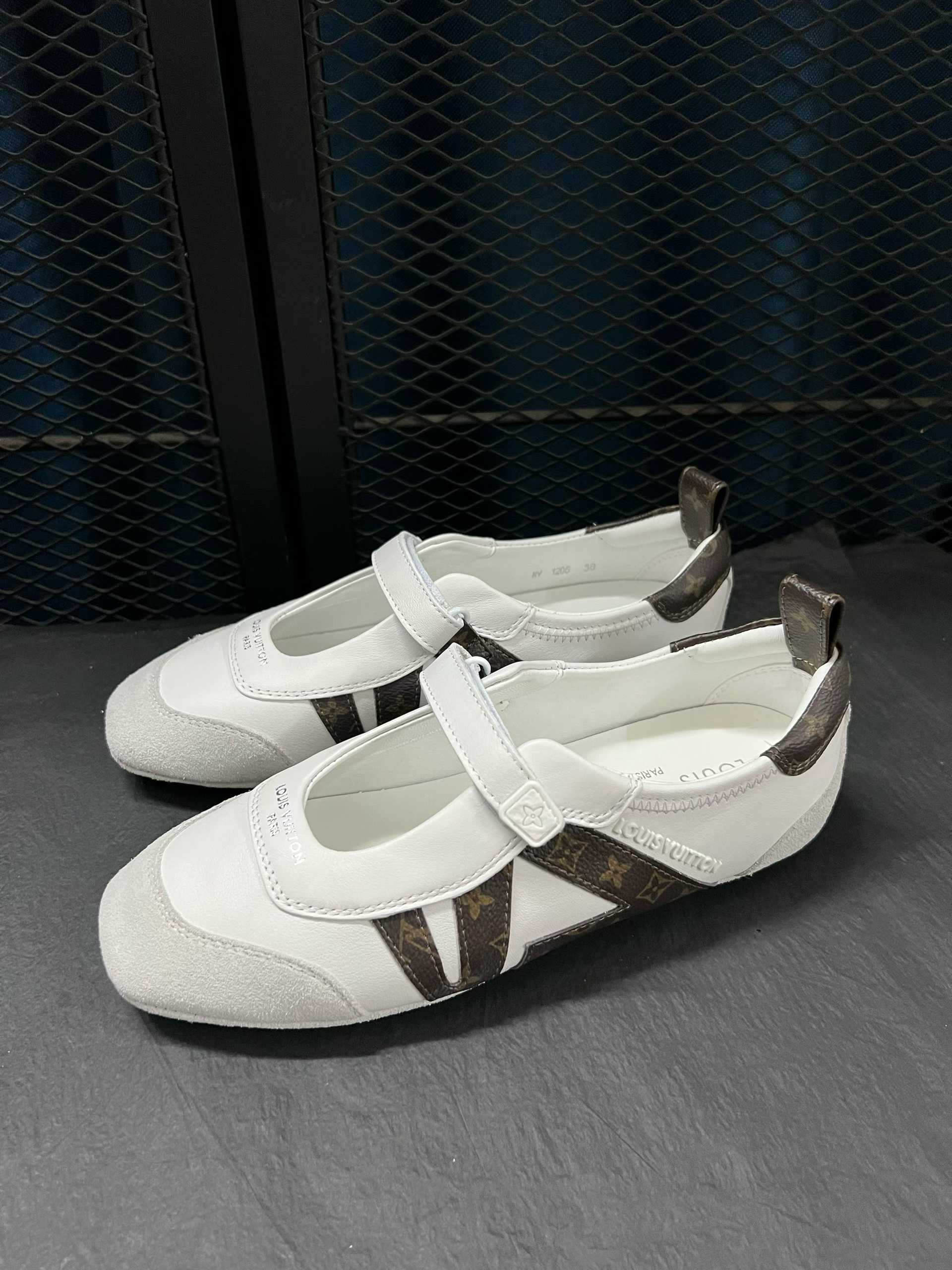 LV Sneakerina